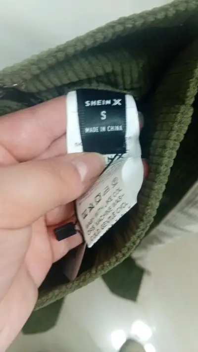 Pantalones de pana verde con botones decorativos - miniatura 3