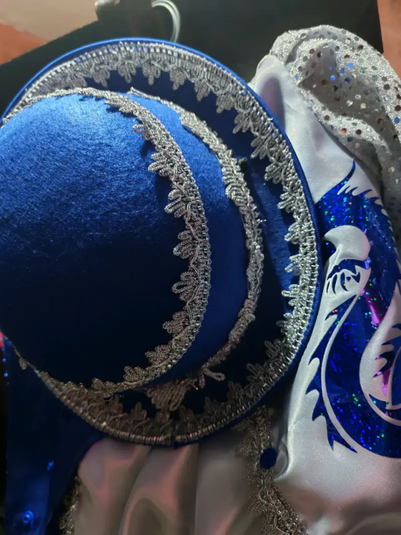 Traje de danza folclórica azul con sombrero - 1