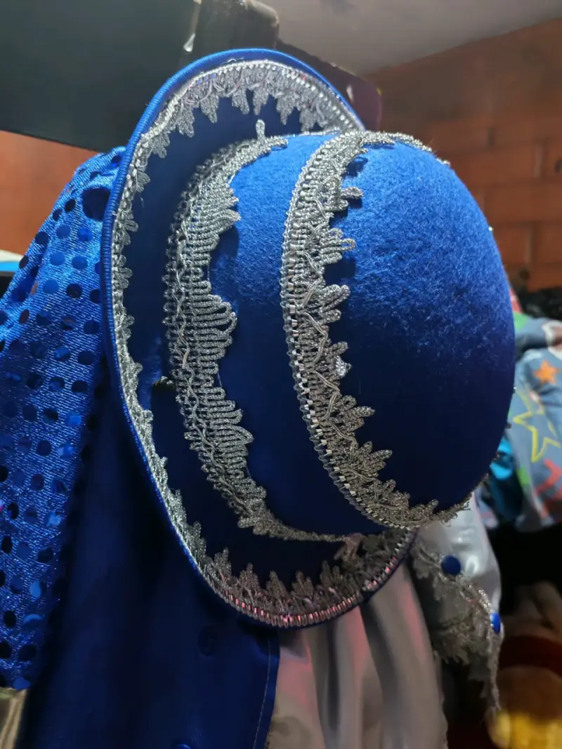 Traje de danza folclórica azul con sombrero - 2