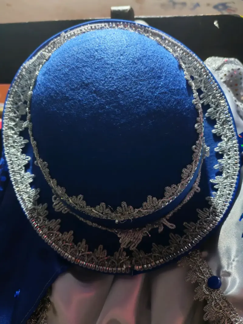 Traje de danza folclórica azul con sombrero - 3