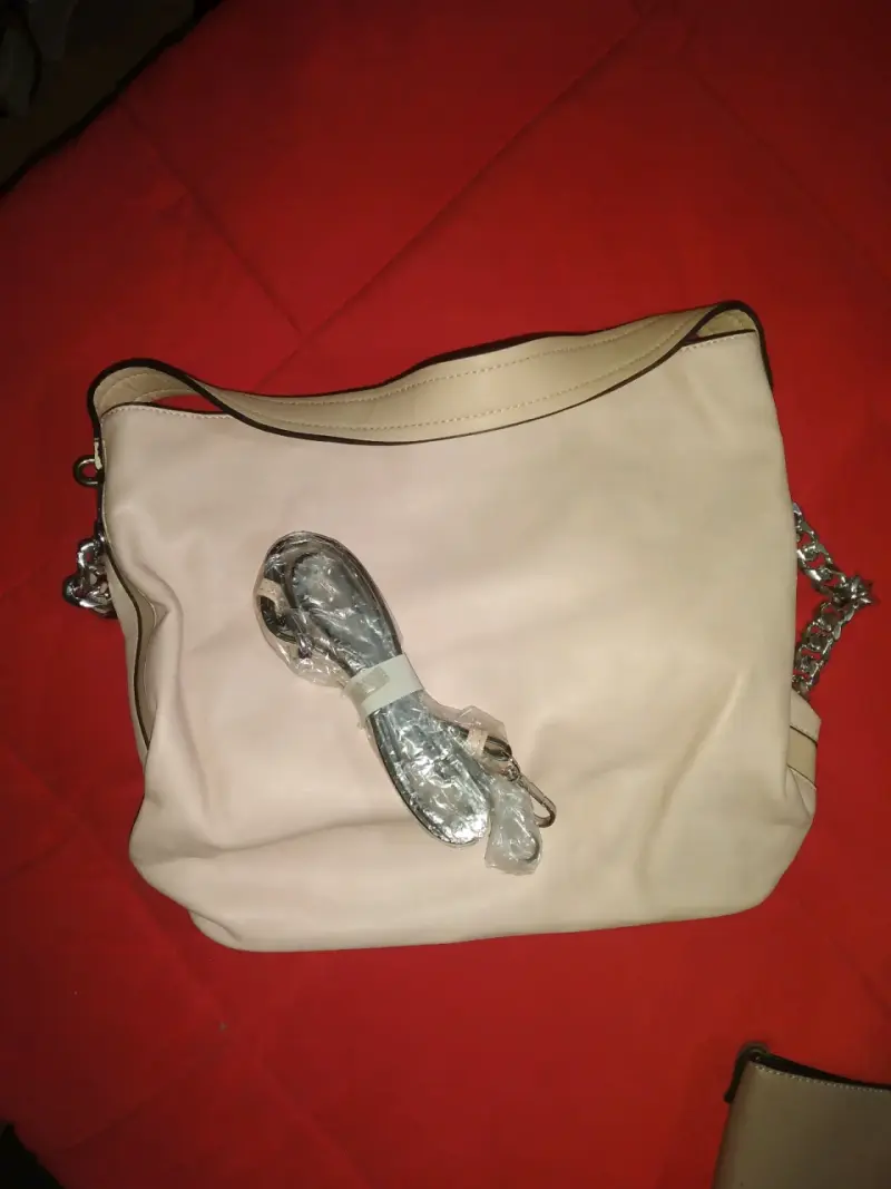 Bolso de cuero beige con cadena elegante - 1
