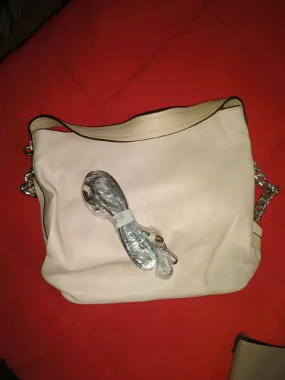 Bolso de cuero beige con cadena elegante - miniatura 1
