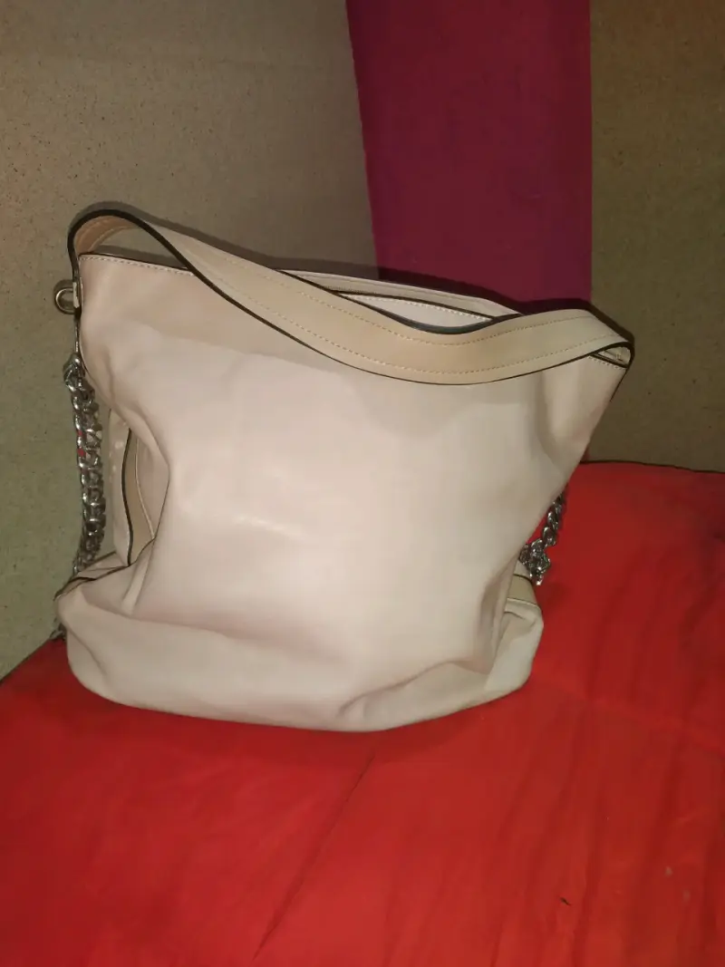 Bolso de cuero beige con cadena elegante - 2
