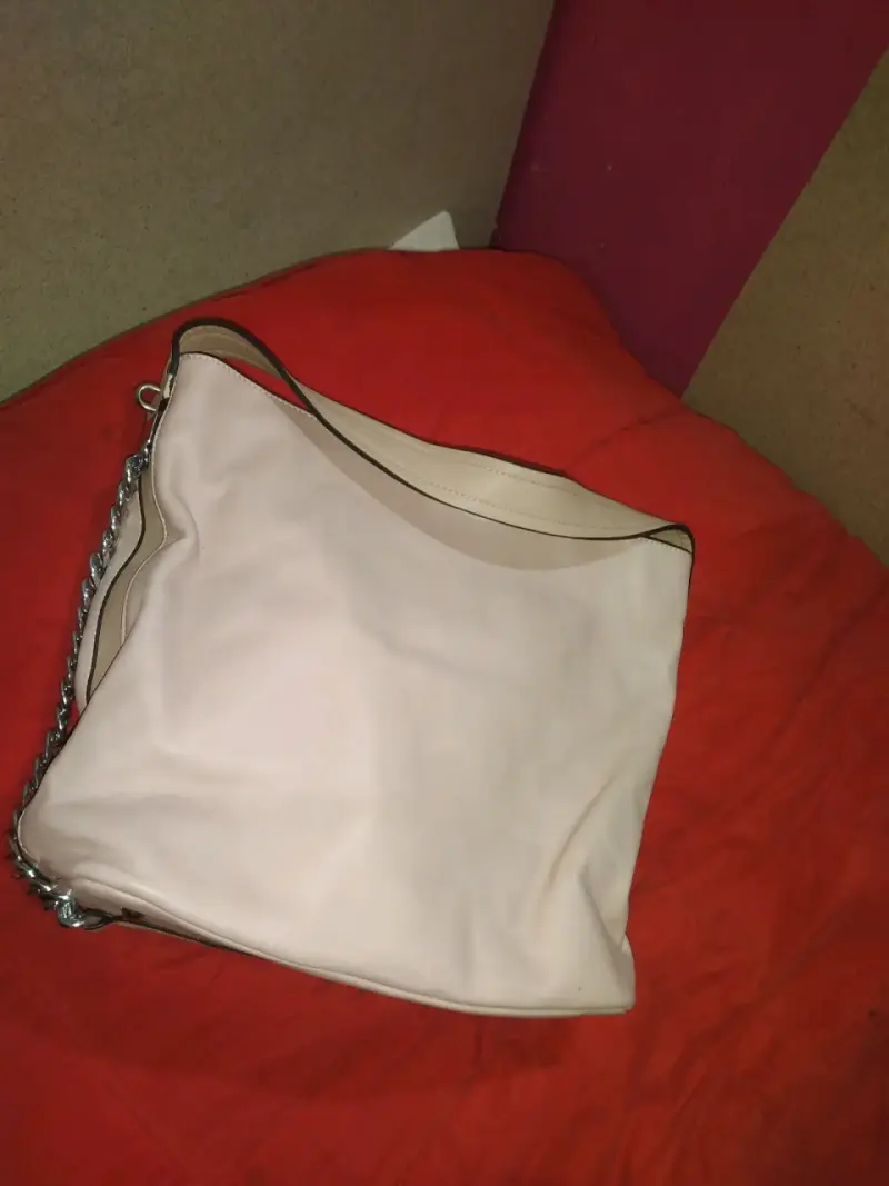 Bolso de cuero beige con cadena elegante - 3