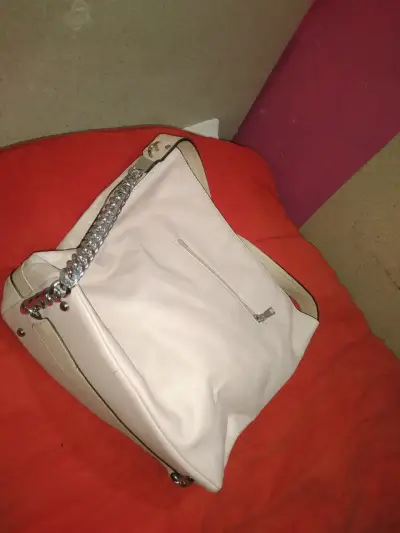 Bolso de cuero beige con cadena elegante - miniatura 4