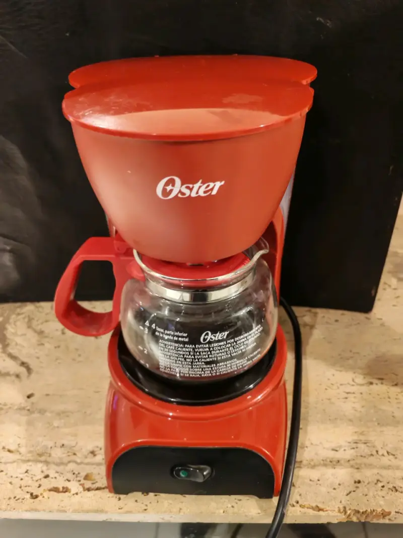 Cafetera Oster roja de 4 tazas