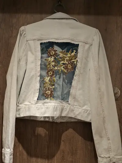 Chaqueta de mezclilla con bordado floral - miniatura 2