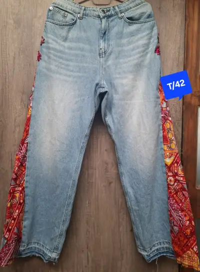 Jeans de mezclilla con paneles coloridos talla 42 - miniatura 1