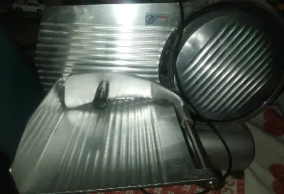 Cortadora de fiambres eléctrica de acero inoxidable - miniatura 1