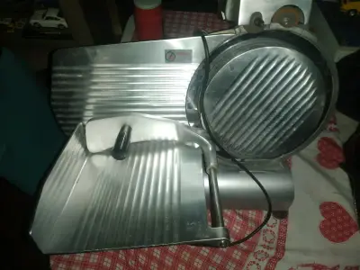 Cortadora de fiambres eléctrica de acero inoxidable - miniatura 4