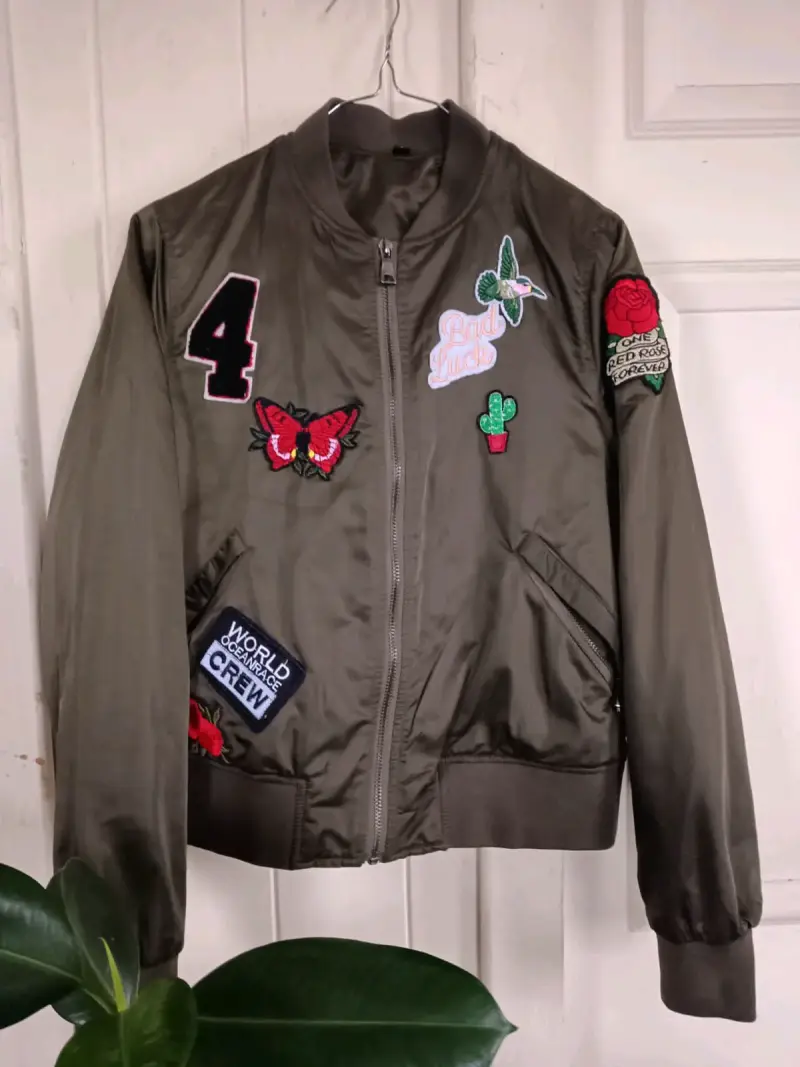 Chaqueta bomber verde con parches bordados