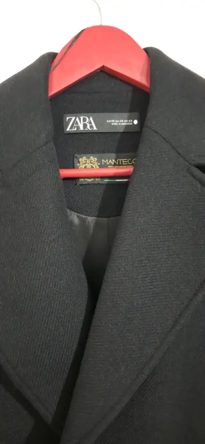 Abrigo negro elegante Zara para mujer - miniatura 2