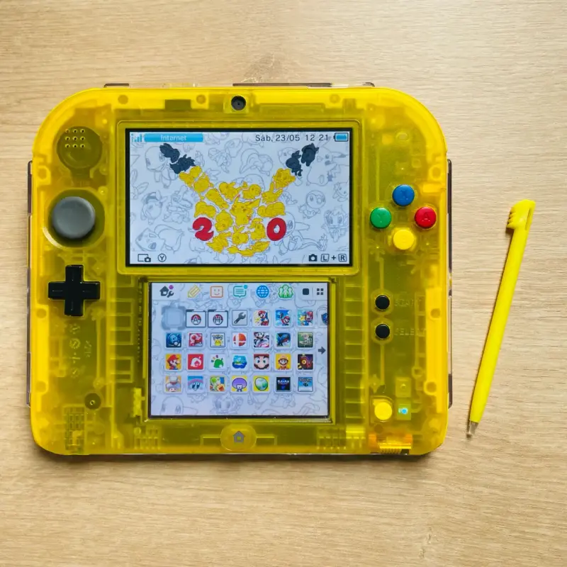 Consola Nintendo 2DS Edición Pikachu Transparente - 1