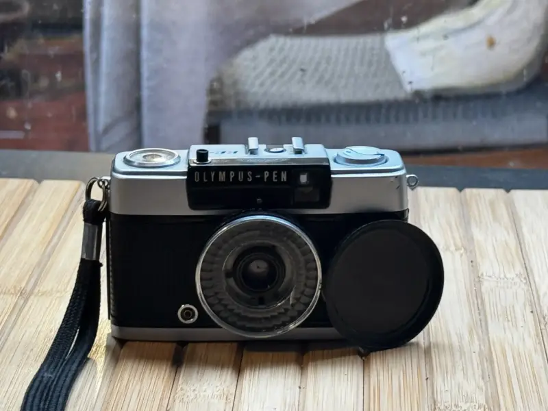Cámara vintage Olympus Pen con estuche - 1