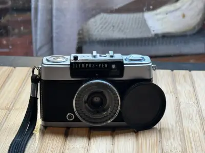 Cámara vintage Olympus Pen con estuche - miniatura 1