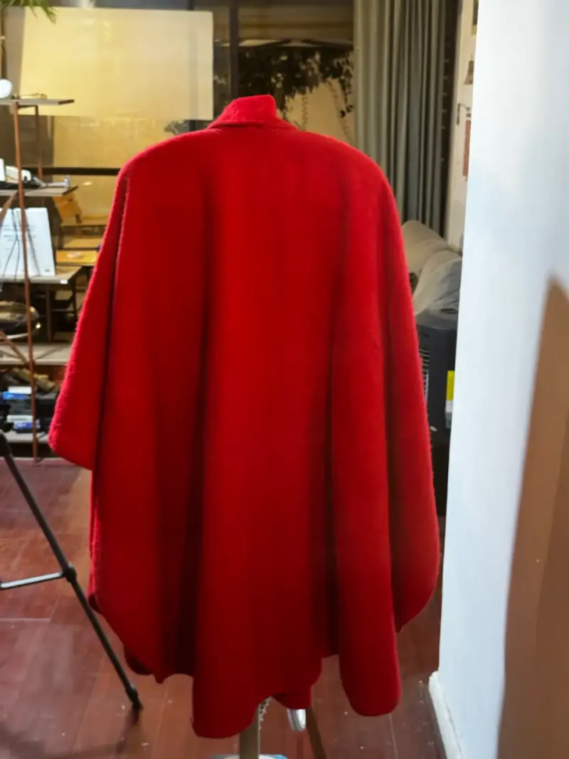 Capa roja de alpaca elegante para mujer - 2