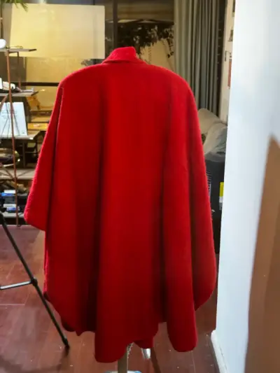 Capa roja de alpaca elegante para mujer - miniatura 2