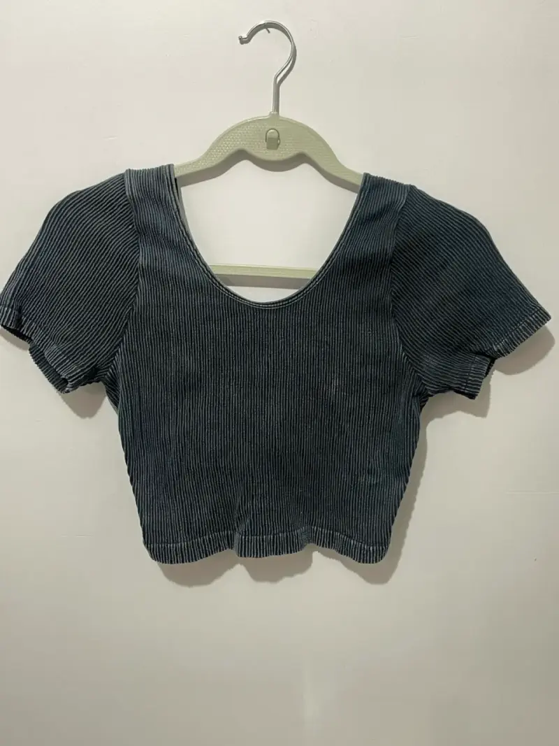 Top azul oscuro con espalda cruzada