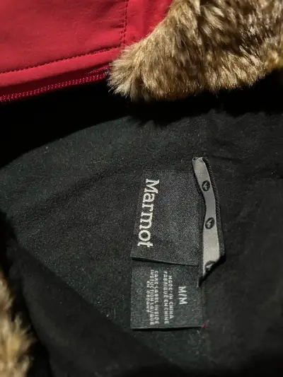 Chaleco sin mangas rojo Marmot con capucha - miniatura 3