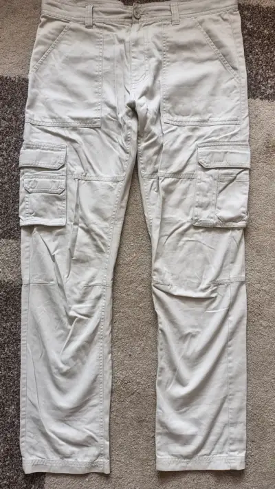 Pantalones cargo beige para hombre con bolsillos - miniatura 1