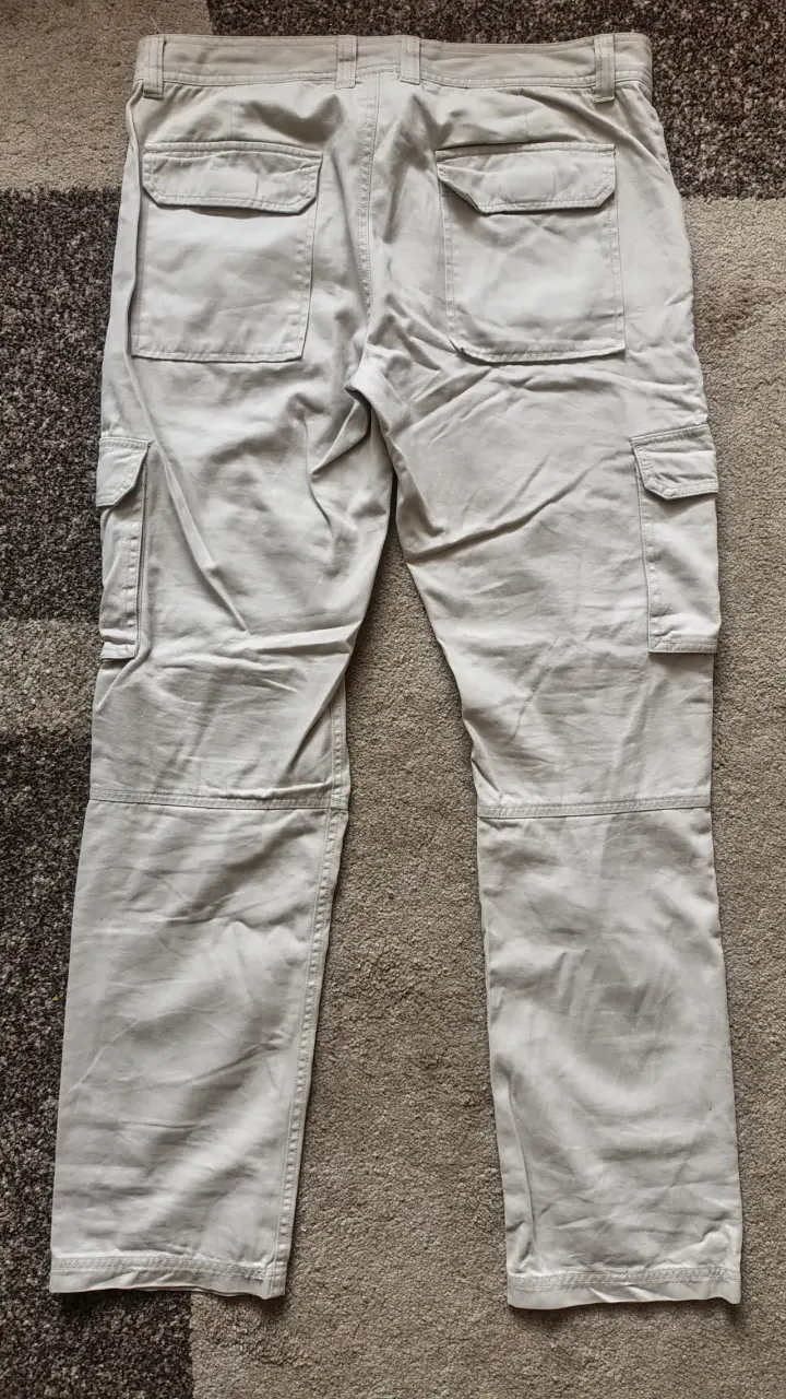 Pantalones cargo beige para hombre con bolsillos - 2