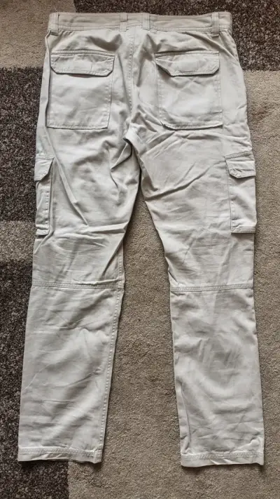 Pantalones cargo beige para hombre con bolsillos - miniatura 2