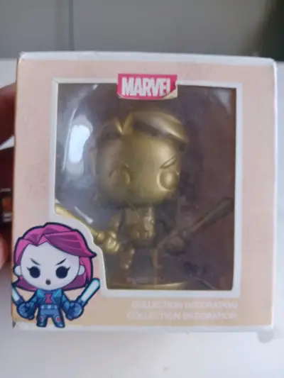 Figura de colección Marvel dorada Viuda Negra - miniatura 1