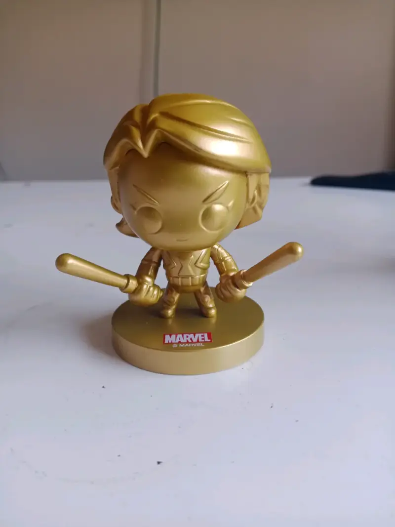 Figura de colección Marvel dorada Viuda Negra - 3