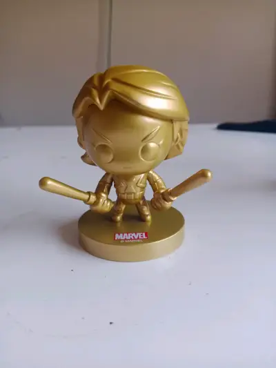 Figura de colección Marvel dorada Viuda Negra - miniatura 3