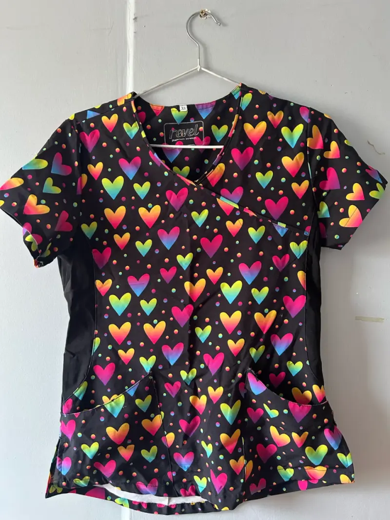 Polera médica con estampado de corazones - 1