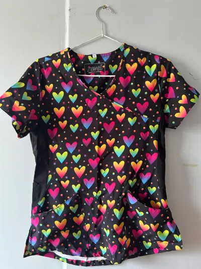 Polera médica con estampado de corazones - miniatura 1