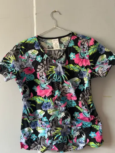 Polera médica con estampado de corazones - miniatura 2