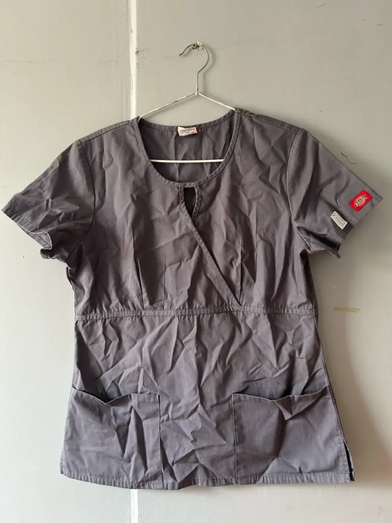 Polera médica con estampado de corazones - 4