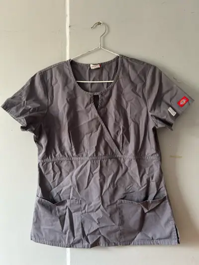 Polera médica con estampado de corazones - miniatura 4