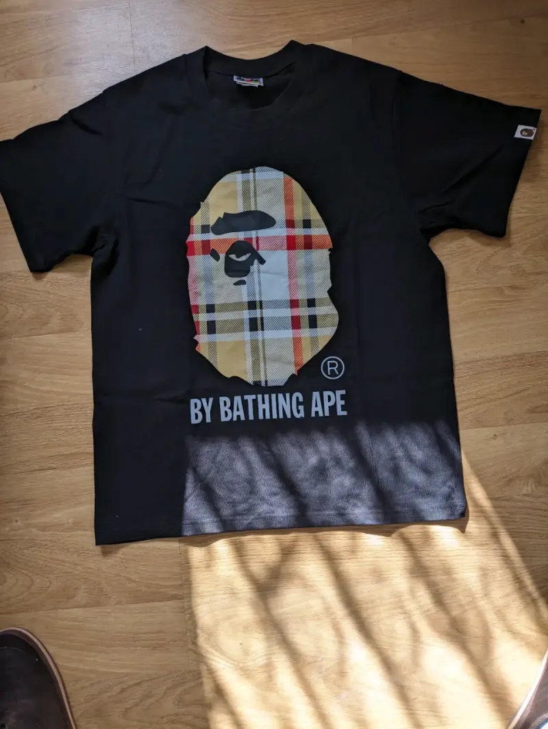 Polera negra By Bathing Ape con diseño exclusivo - 1