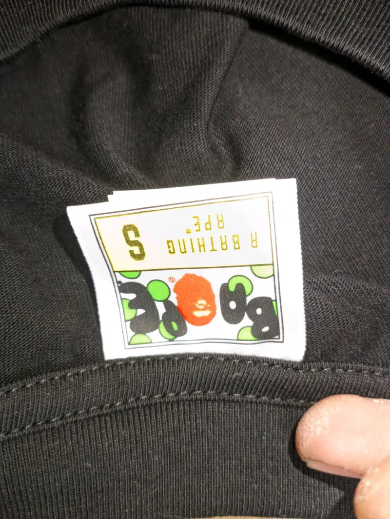 Polera negra By Bathing Ape con diseño exclusivo - 3