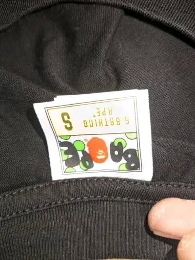 Polera negra By Bathing Ape con diseño exclusivo - miniatura 3