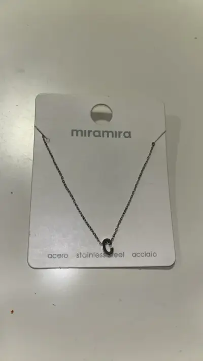 Collar de acero inoxidable con dije de letra C - miniatura 1