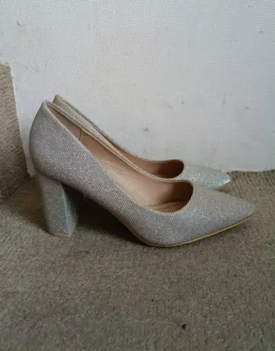 Zapatos de tacón alto plateados brillantes Gala - miniatura 1