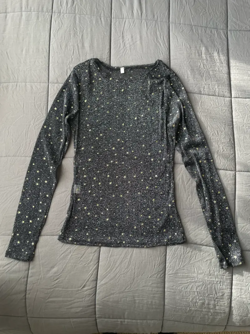 Polera manga larga con diseño de estrellas