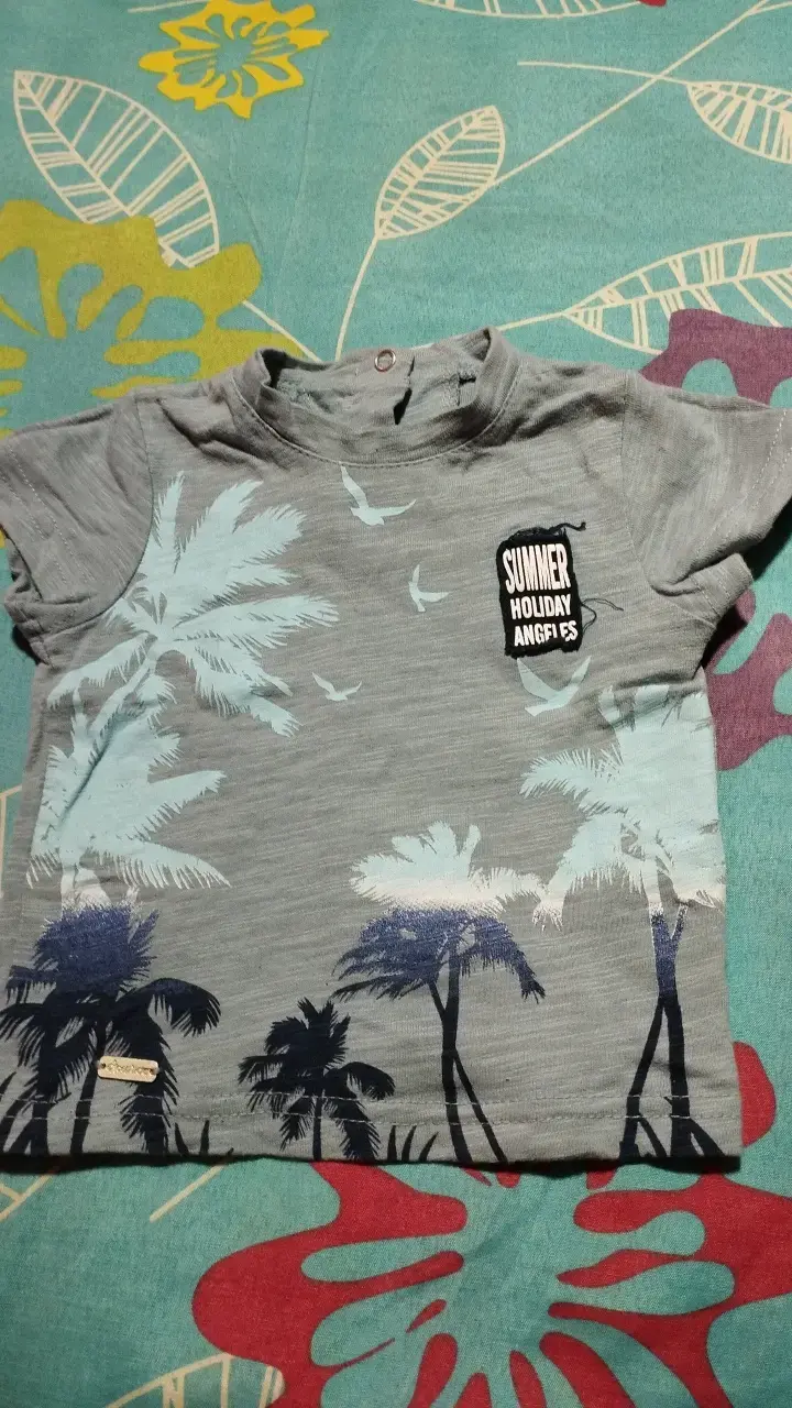 Polera infantil estampada de palmeras