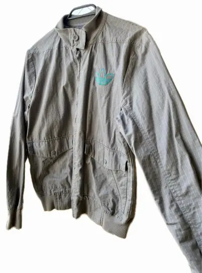 Chaqueta ADIDAS deportiva gris con logo bordado - miniatura 2
