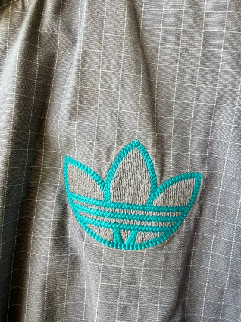 Chaqueta ADIDAS deportiva gris con logo bordado - 4