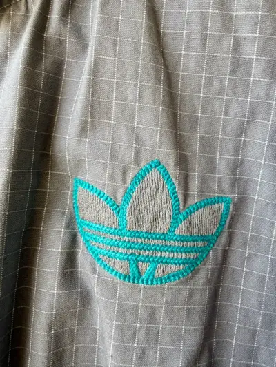 Chaqueta ADIDAS deportiva gris con logo bordado - miniatura 4