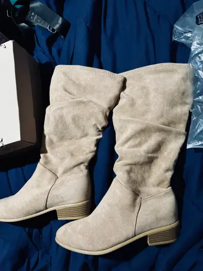 Botas altas de gamuza beige para mujer - miniatura 1