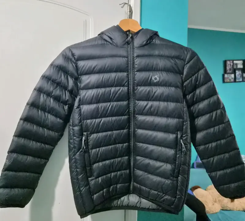 Chaqueta acolchada negra con gorro para niño - 1