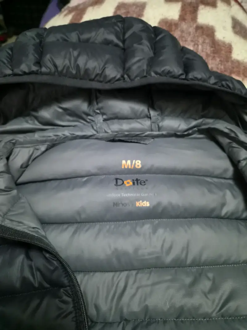 Chaqueta acolchada negra con gorro para niño - 2
