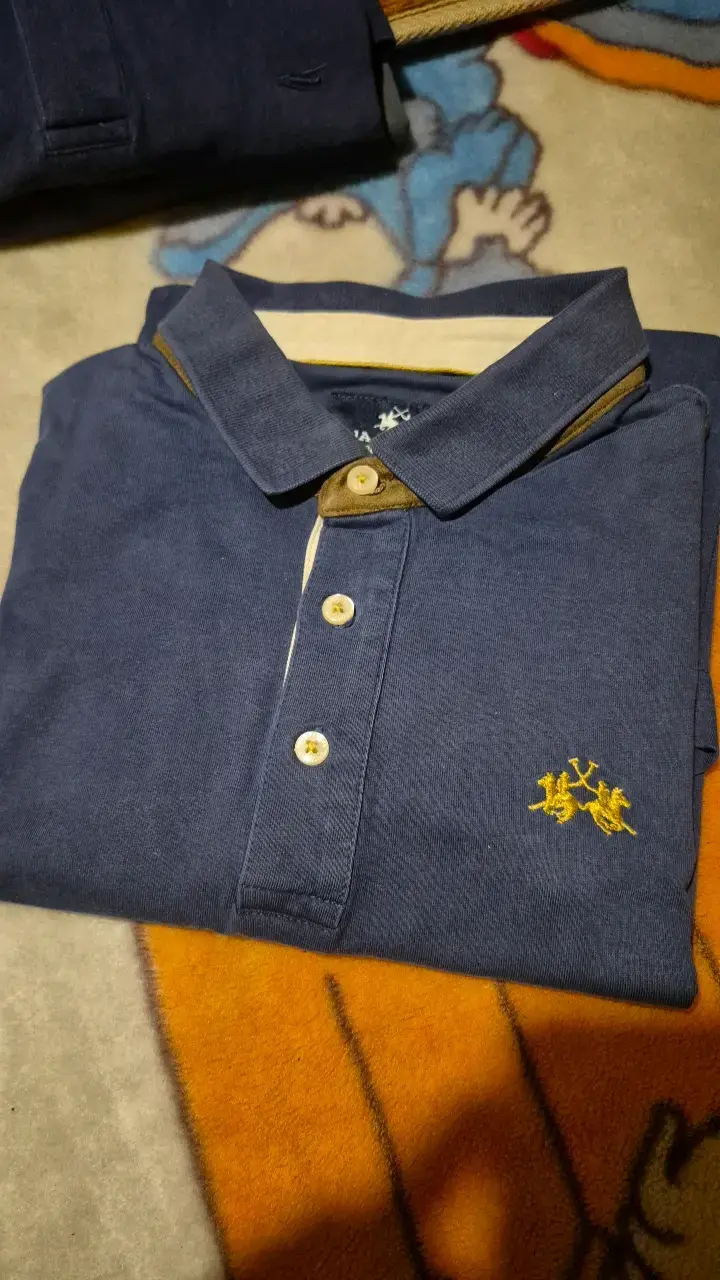Polera polo azul con logo bordado