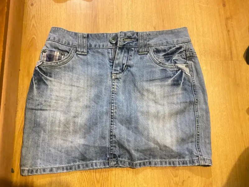 Falda de mezclilla azul con diseño casual - 1