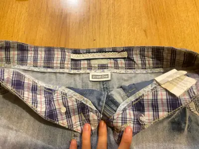 Falda de mezclilla azul con diseño casual - miniatura 2